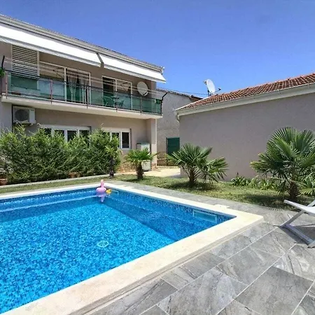 Pjacal Ii Mit Privatem Pool In פולה