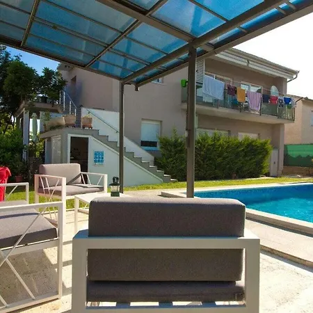 Pjacal Ii Mit Privatem Pool In בית נופש