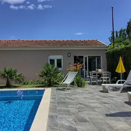 Nyaraló Pjacal Ii Mit Privatem Pool In